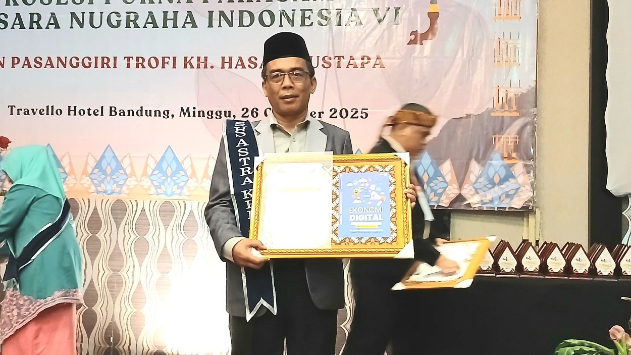 Ketua STAI Al-Muhajirin Dr. H. Cece Nurhikmah Raih Anugerah Parasamya Susastra Nugraha Indonesia 202