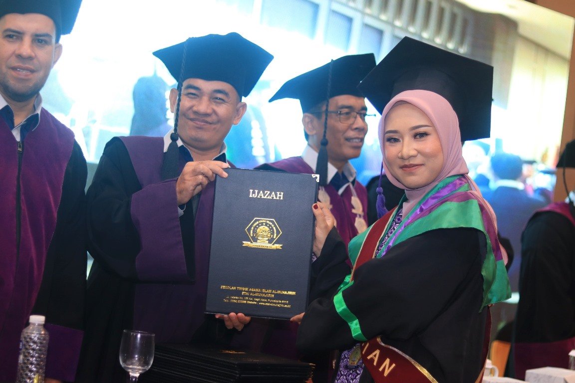 Penghargaan Dosen dan Wisudawan Lulusan Terbaik Meriahkan Wisuda Sarjana V STAI Al-Muhajirin 2025